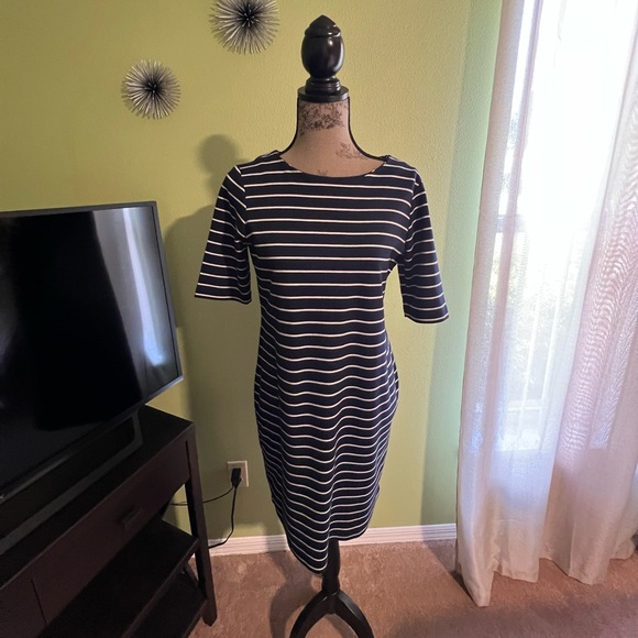 EUC Like new dress with zipper in the back - Picture 1 of 5